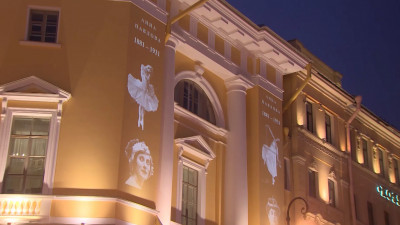 Световой портрет знаменитой танцовщицы Анны Павловой украсил фасад Академии русского балета