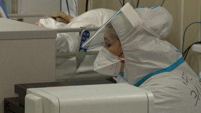 Спад пятой волны COVID может продлиться в Петербурге до лета