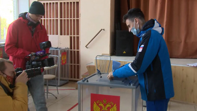 На второй день выборов в Петербурге проголосовали спортсмены, активисты и сенаторы