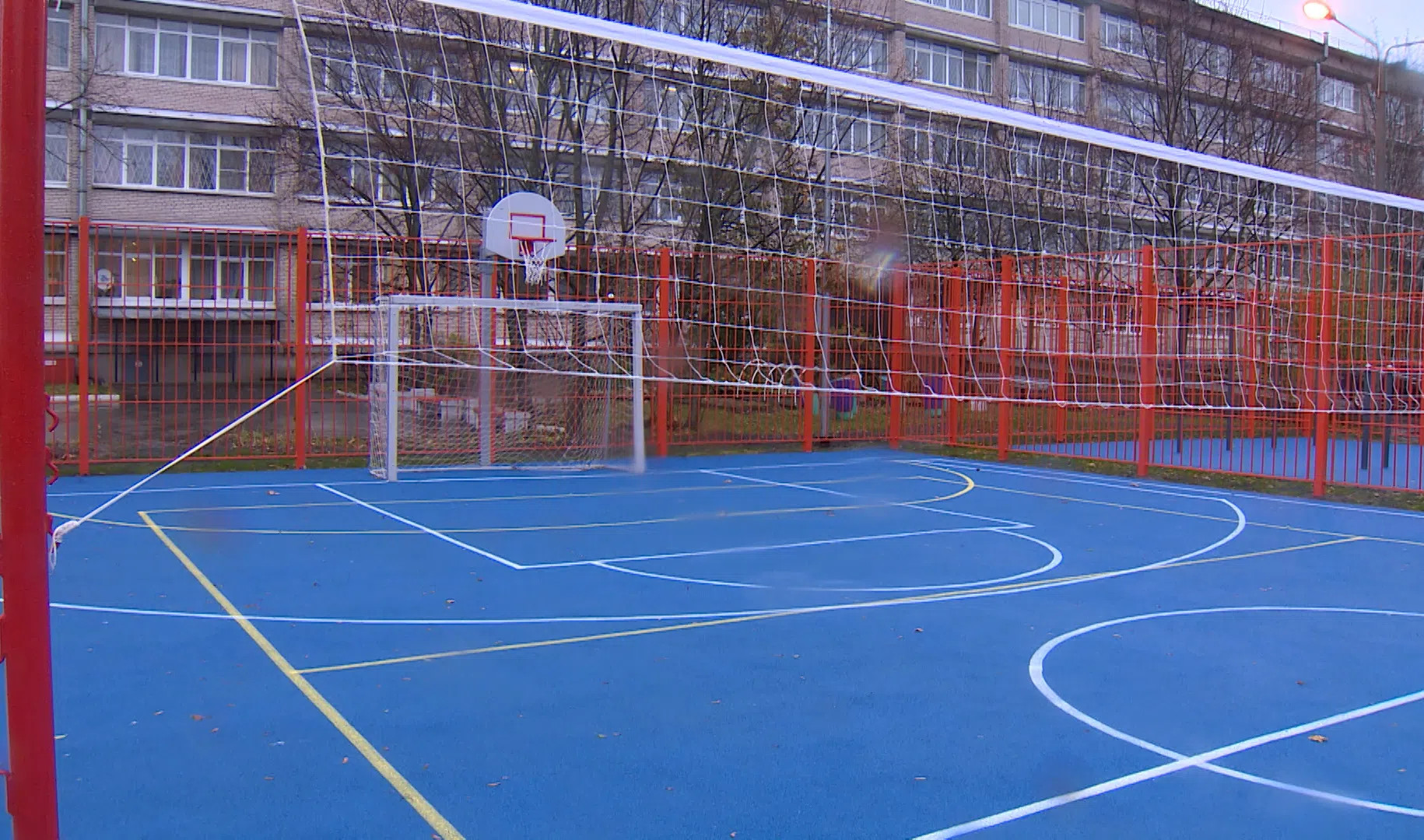 Спортивный комплекс ветеранов. Спортивная уличная площадка в интернате. Площадки на ветеранов. Спортивный комплекс ветеранов 133 к 1. Интернат на Герасимовской СПБ.
