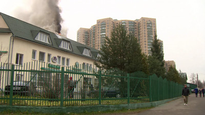 После серьезного пожара на чердаке в здании на Афонской улице идет проливка конструкций