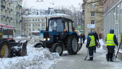 Снег будет сегодня, снег будет завтра: как коммунальные службы Петербурга борются со стихией