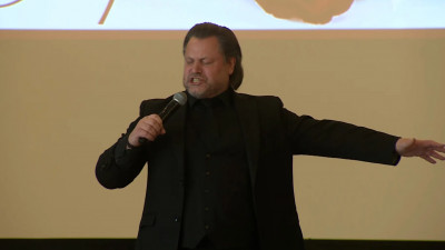 Василий Герелло выступил с концертом для сотрудниц Госпиталя ветеранов войн