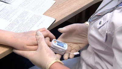 Количество заболевших COVID петербуржцев остается стабильным всю неделю