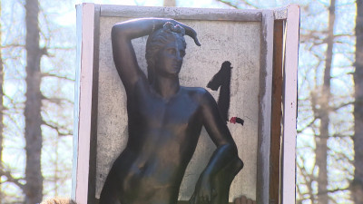 С приходом весны со статуй в Царском Селе начали снимать специальные короба