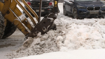 Более тысячи спецмашин ежедневно убирают снег в Петербурге
