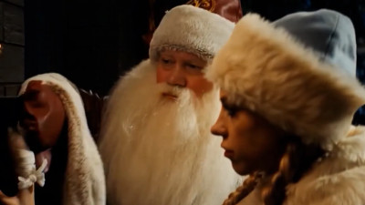 На экраны вышла семейная комедия с хулиганистым Дедом Морозом «Снегурочка против всех»