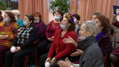 Фокусы, подарки и творческие номера: Как прошла новогодняя елка для пенсионеров