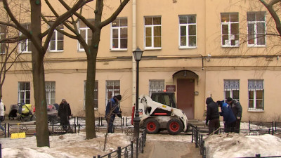 В центре Петербурга проверили уборку дворов от снега и наледи