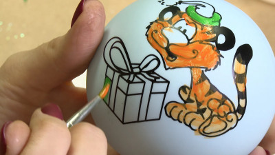 Художники и стеклодувы показали, как создают елочные игрушки ручной работы