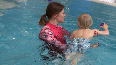 Воде все возрасты покорны: как научить ребёнка плавать