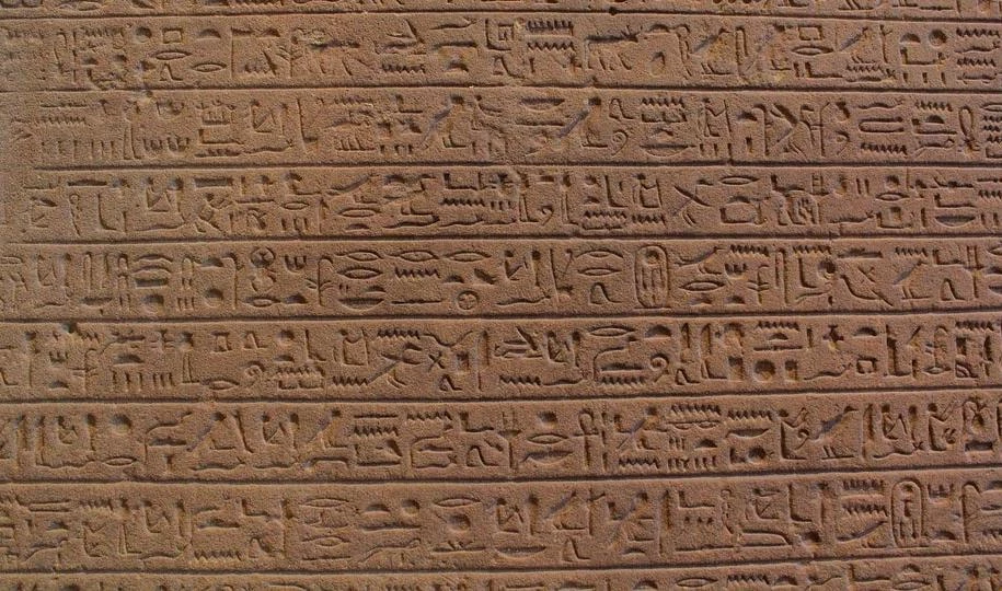 Ученые рассказали, кто был захоронен в найденном в Александрии черном саркофаге - tvspb.ru