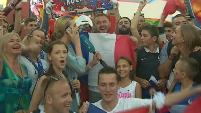 «Французы получили вторую звезду в России — это гордость». Прямое включение из фан-зоны на Конюшенной