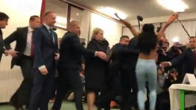 Активистка Femen из Украины попыталась сорвать выборы президента Чехии