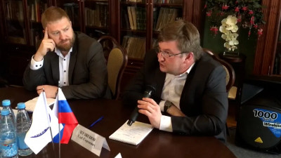 Предвыборные программы партий обсуждают в Петербурге на заседании Экспертного клуба