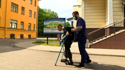 Первые шаги: расписывающий платки петербуржец с ДЦП учится ходить в экзоскелете