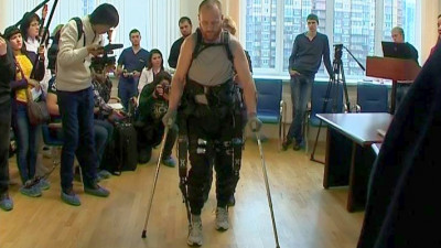 Шанс на движение: в Петербурге показали первый экзоскелет, который изменит жизнь инвалидов-колясочников