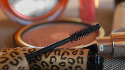 Россиянки стали чаще покупать тушь для ресниц и воск для бровей из-за масочного режима