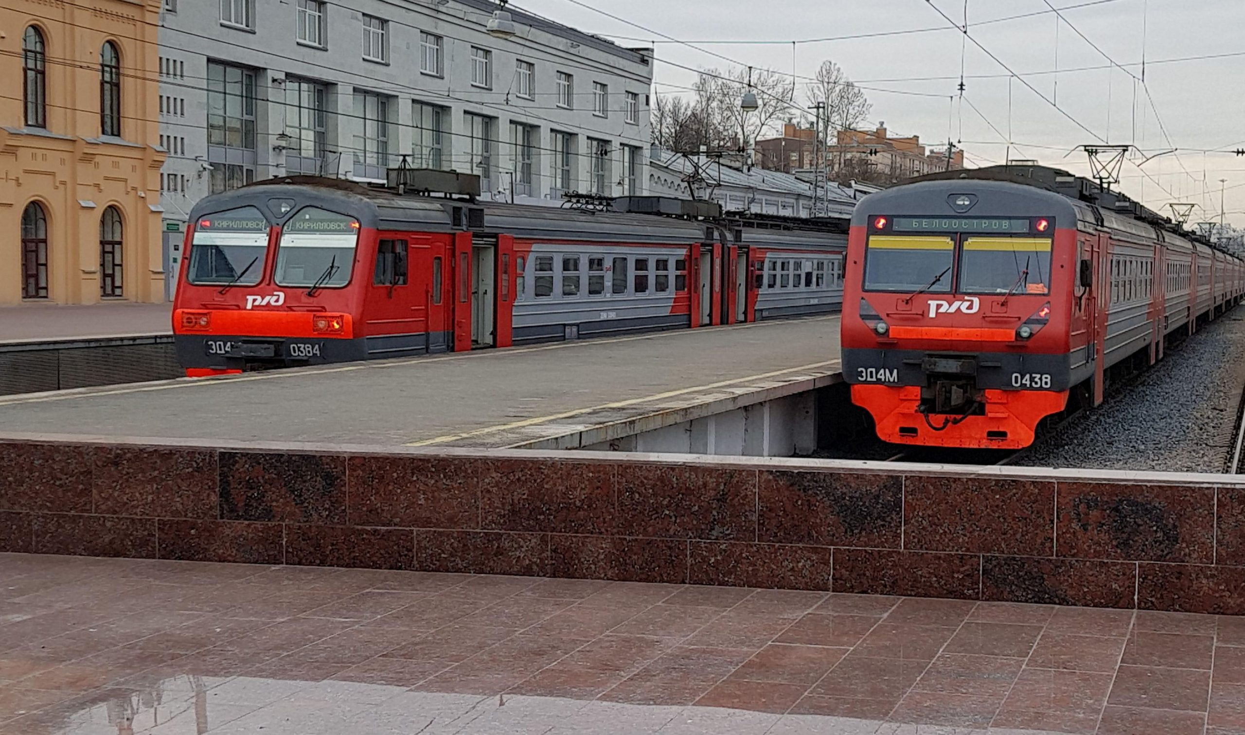 В Петербурге до 30 апреля приостановили выдачу льготных билетов на пригородные поезда