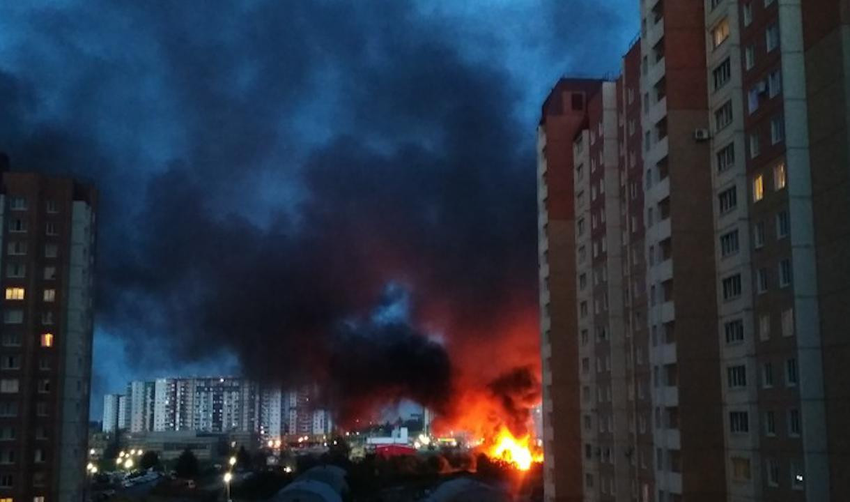 Что горит в красносельском районе спб. Дом на братской улице СПБ сгорел. Пожар в Санкт-Петербурге на улице Коммунаров 16 мая. Гарь на доме фото. Очень пахнет гарью в СПБ Кировский район 29.07.2022 г..