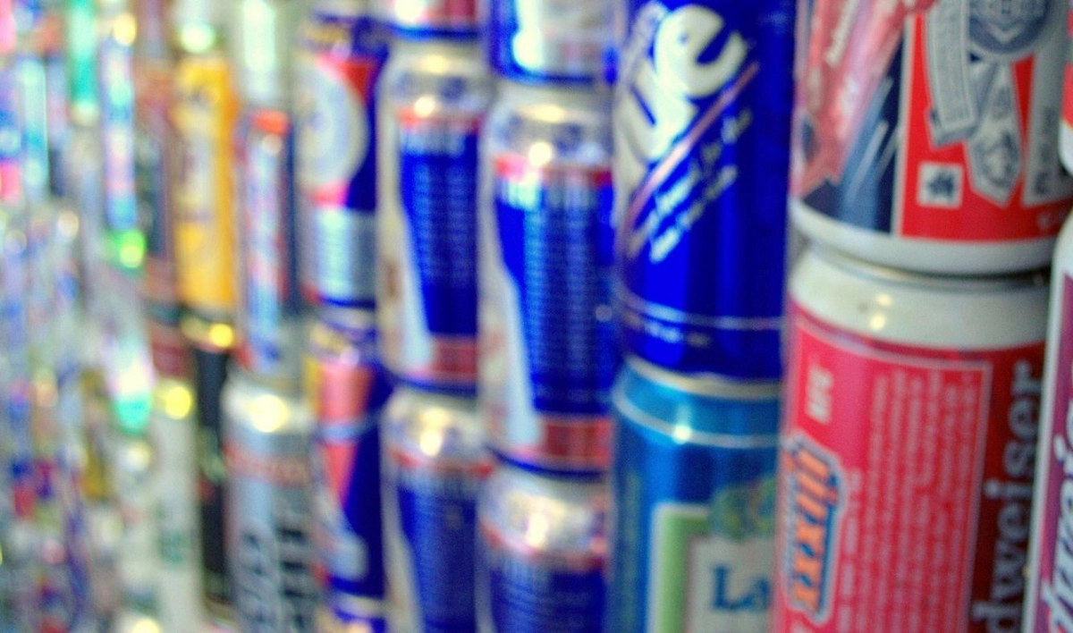В Петербурге запретили продавать тонизирующие напитки подросткам - tvspb.ru
