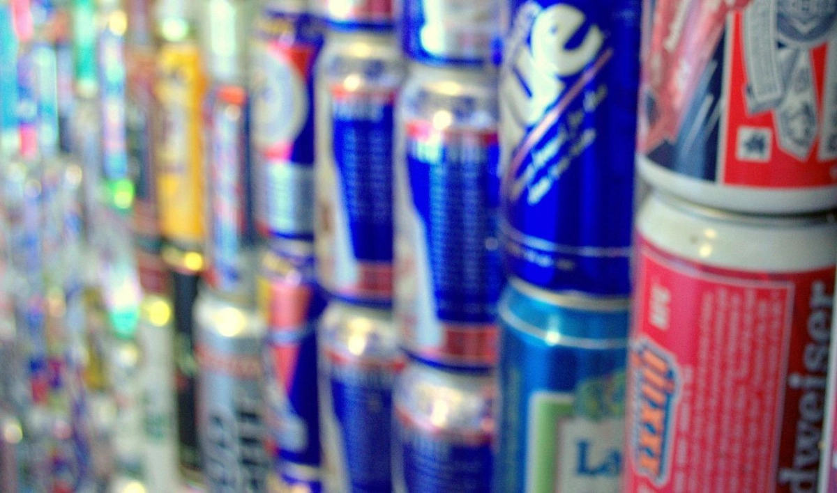 В Петербурге запретили продавать несовершеннолетним тонизирующие напитки - tvspb.ru