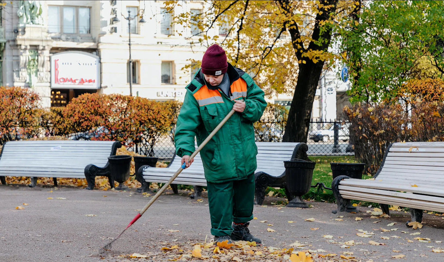 Вакансия дворник петербург. Дворник СПБ. Уборка улиц. Уборка города. Влажная уборка улиц.