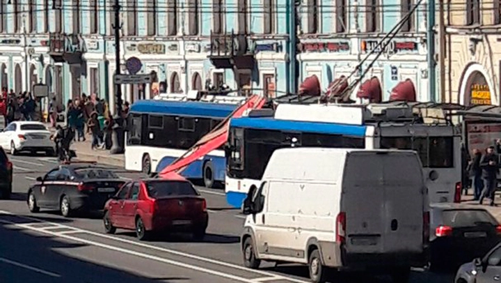 Праздничная конструкция на Невском проспекте оборвала троллейбусные провода - tvspb.ru