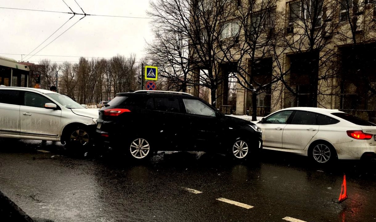 Три иномарки столкнулись на улице Зины Портновой - tvspb.ru