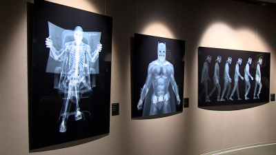 Британский фотограф раскрывает скрытый смысл вещей в музее «Эрарта»