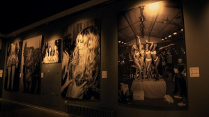 Десять лет за кулисами Victoria’s Secret. Выставка работ Рассела Джеймса в «Эрарте»