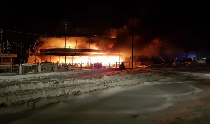 В Москве горит пришвартованный теплоход. Площадь пожара около 1000 квадратных метров - tvspb.ru