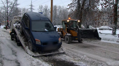 После снегопада город убирают не только от сугробов, но и от неправильно припаркованных машин