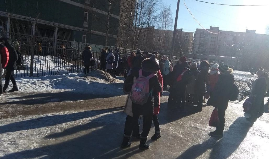 В Петербурге массово эвакуируют школы - tvspb.ru
