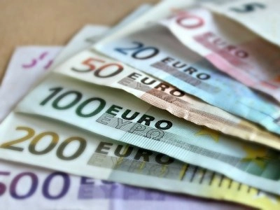 ЦБ России повысил курс евро на пятницу до 57,14 рубля - tvspb.ru