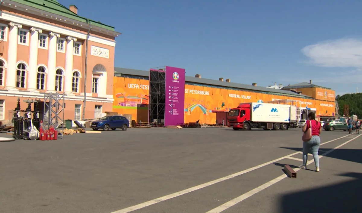 Футбольную деревню на Конюшенной площади закрыли на санитарный день - tvspb.ru