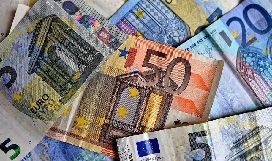 Курс евро упал до 76 рублей - tvspb.ru