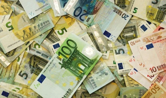 Официальный курс евро на пятницу снизился на 2,5 рубля - tvspb.ru