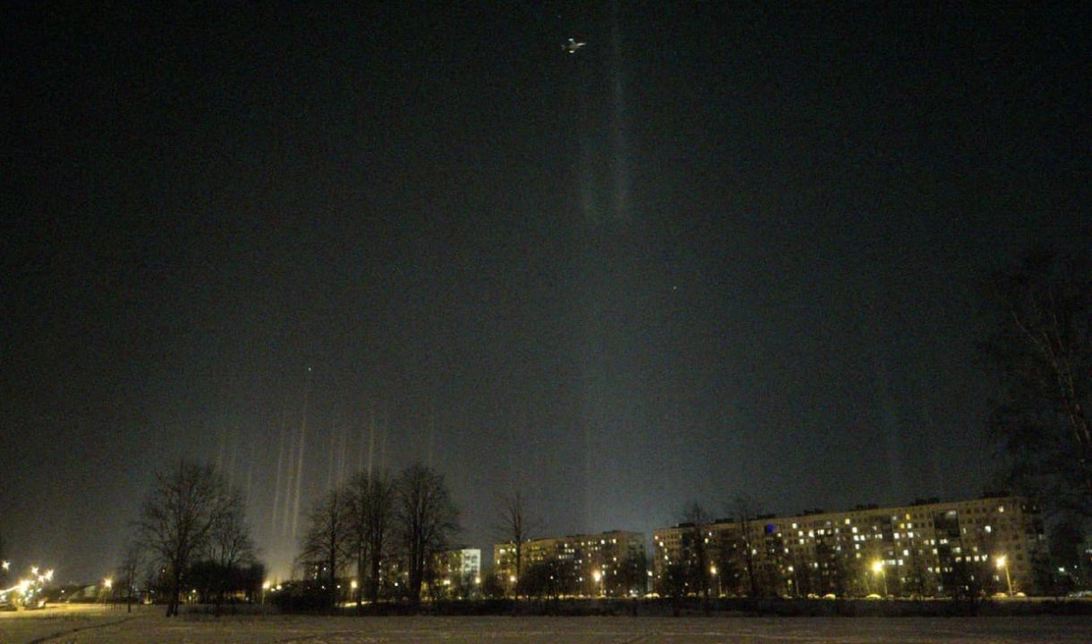 Петербуржцы заметили «световые столбы» в небе над городом - tvspb.ru