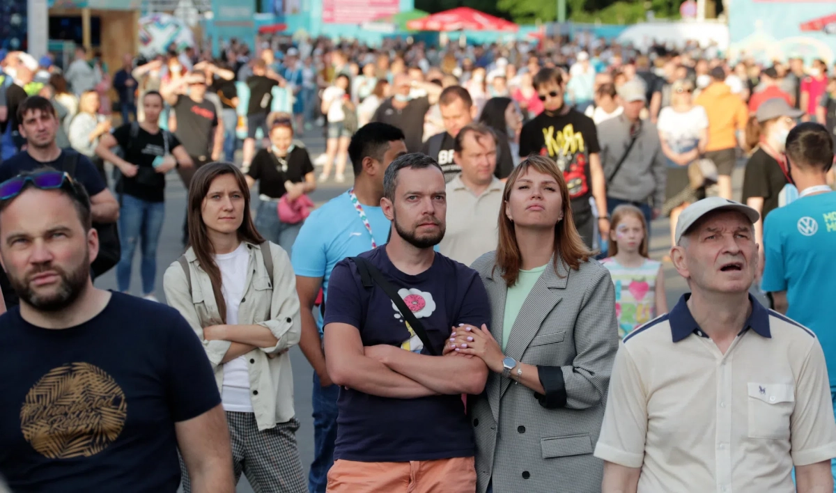 Для гостей Футбольной деревни на Конюшенной площади закупили еще 100 тысяч масок - tvspb.ru