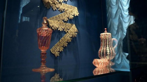 Эрмитаж показал самые хрупкие экспонаты на выставке «Фантазии в нитях»