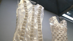 В Эрмитаже показали платья из фарфора. Их правда можно носить