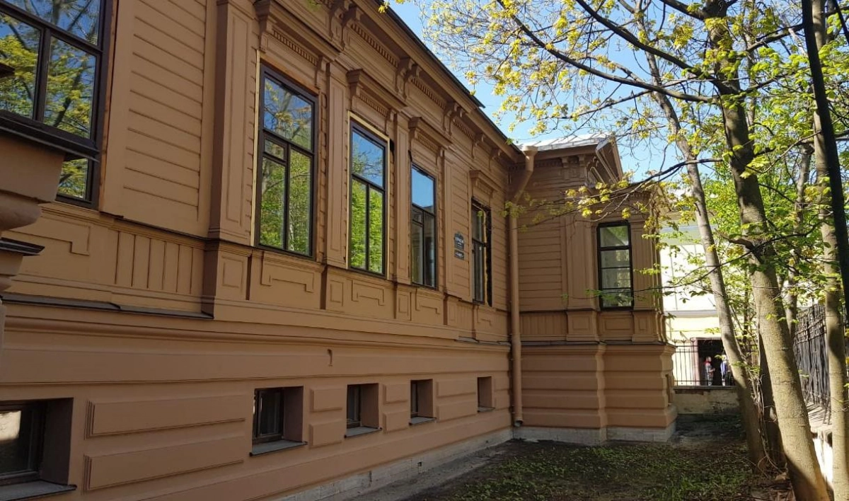 Деревянному дому фабриканта Гота в Петроградском районе заменили фасад - tvspb.ru