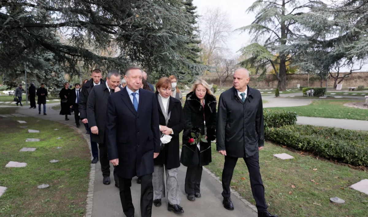 Петербургская делегация почтила память журналистов, погибших при бомбардировках Белграда - tvspb.ru