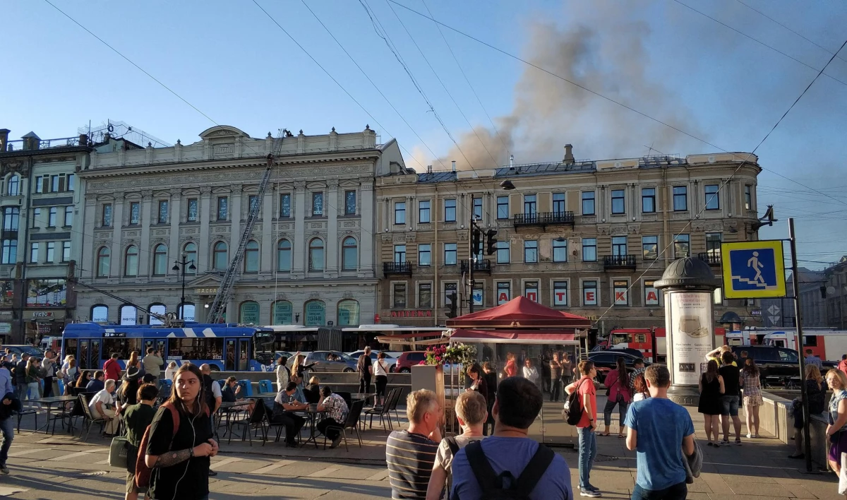 Универмаг «Пассаж», где накануне тушили пожар, работает в обычном режиме - tvspb.ru