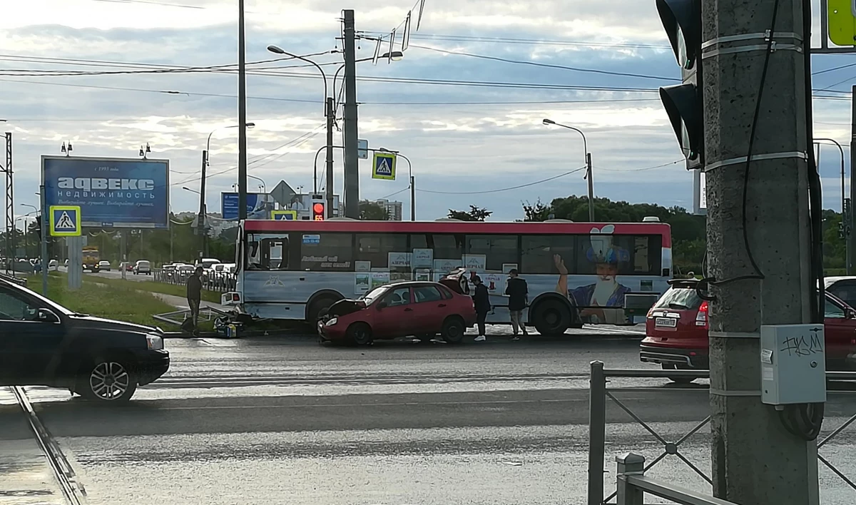 Перекресток доблести и Петергофского шоссе. Перекресток Петергофского шоссе и улицы доблести. ДТП 04 на 05 на Петергофском шоссе. Петергофское шоссе автобус.