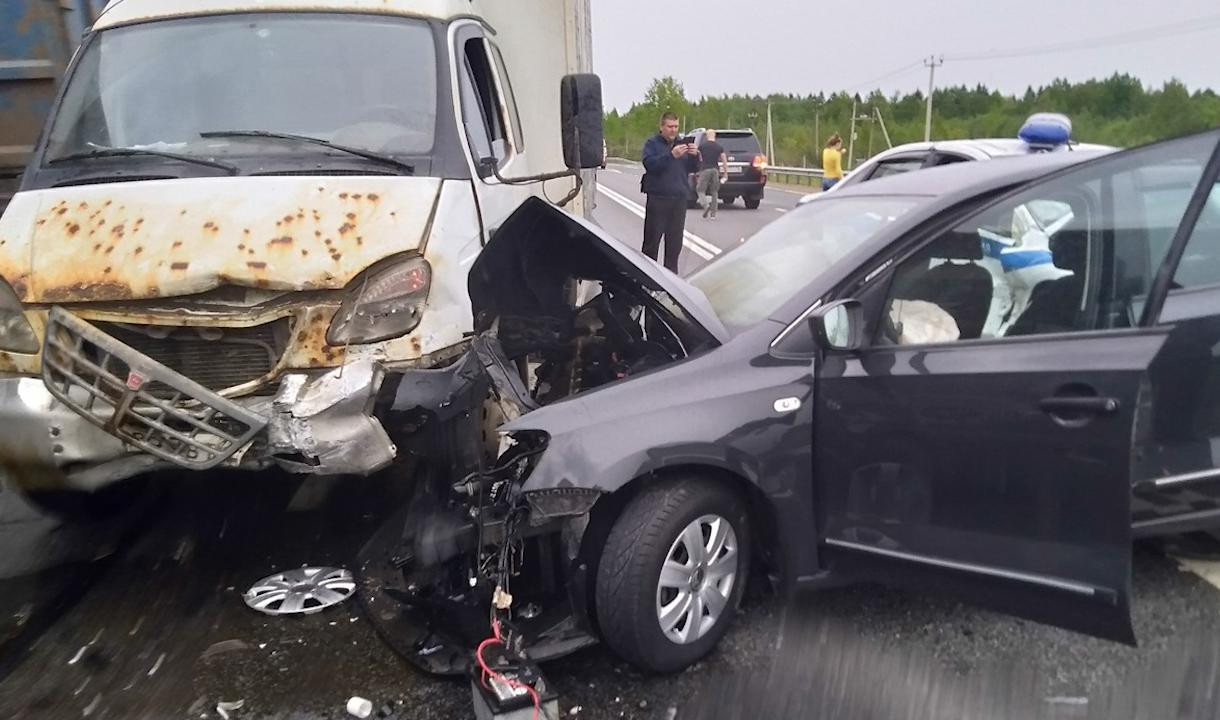 Машина ДПС попала в аварию с легковушкой и «Газелью» на трассе «Кола» |  Телеканал Санкт-Петербург