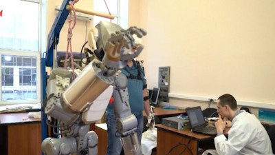 Свитшот от робота «Федора». На неделе моды в Милане представят космическую коллекцию