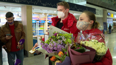 Гимн, флаги, аплодисменты: Как встречали российских фигуристов после возвращения с ЧМ