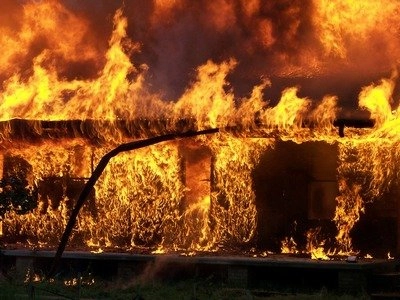 В ангаре на улице Салова выгорело 250 квадратных метров - tvspb.ru